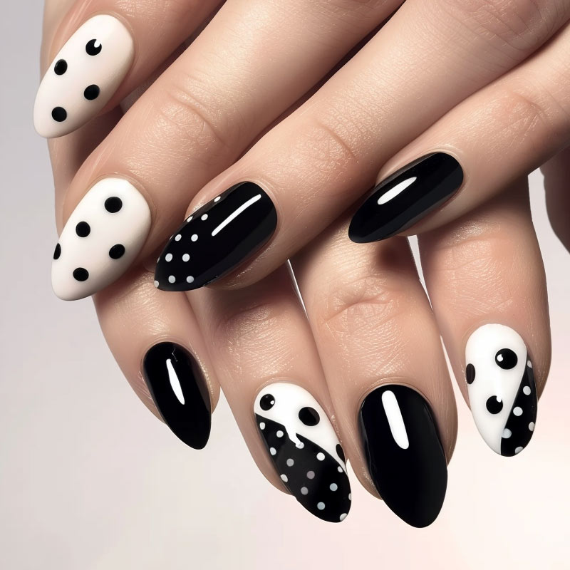 Nail art - MIxed Polka dots